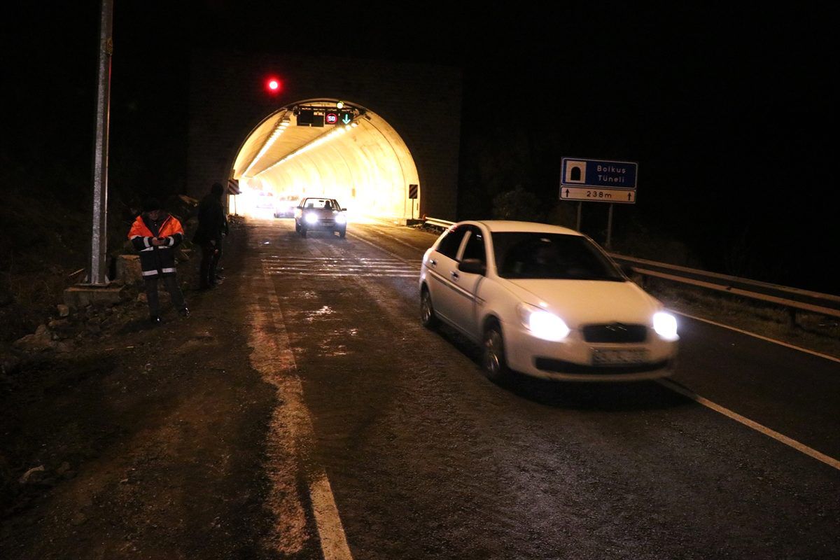 Karabük\'te heyelan kara yolunu kapattı