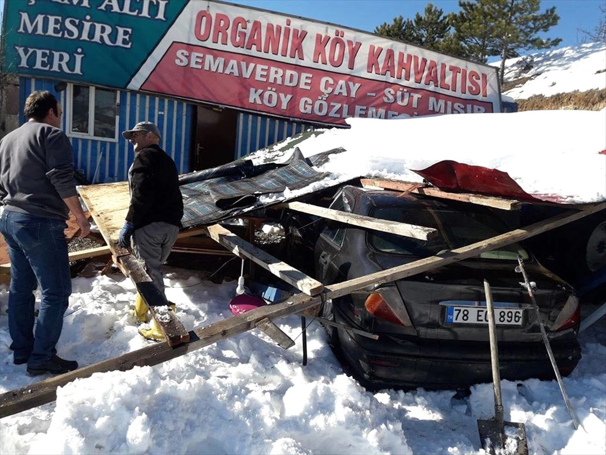 Karabük\'te kar nedeniyle garaj çatısı çöktü, bir otomobil hasar gördü