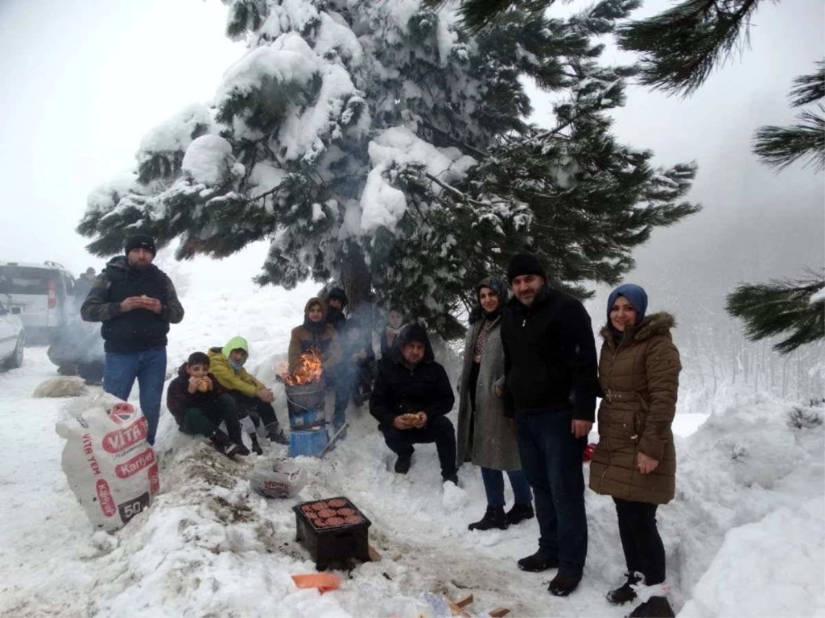 Karda piknik için Domaniç Dağları\'na akın ettiler