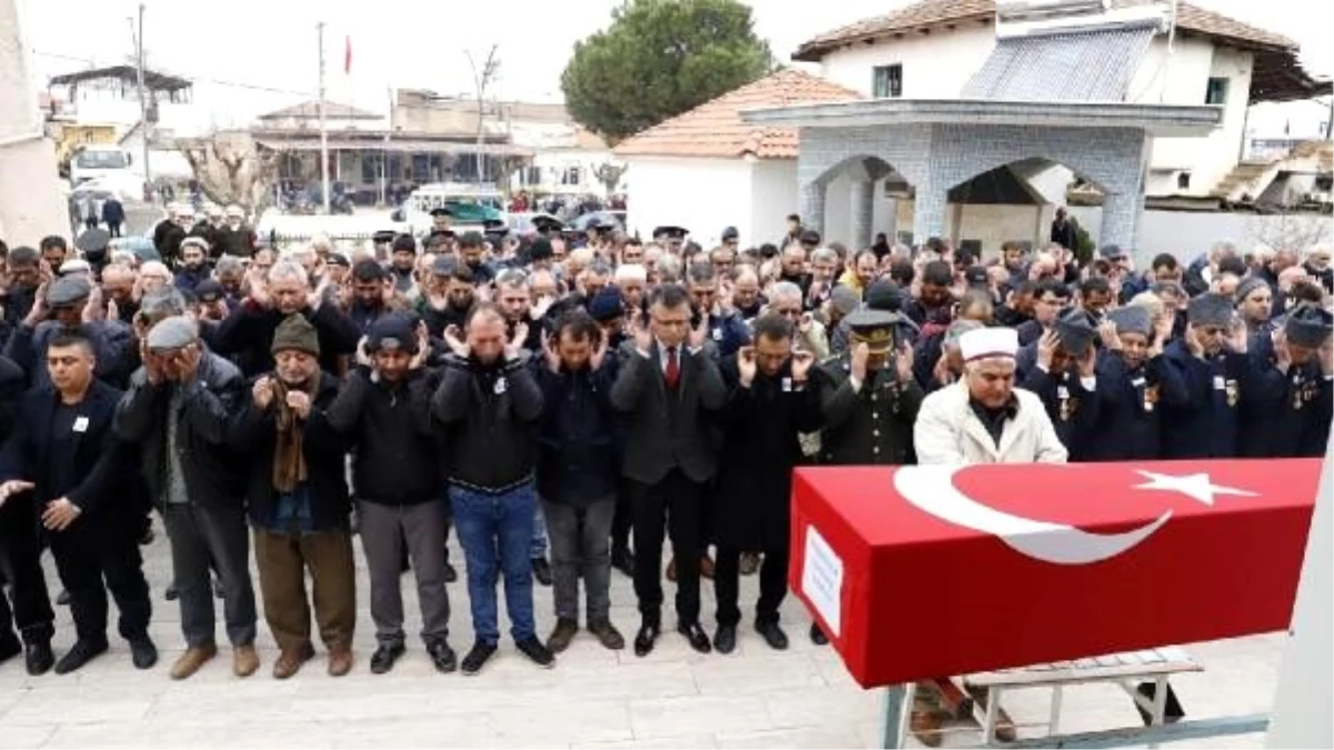 Kıbrıs gazisi, Manisa\'da askeri törenle son yolculuğa uğurlandı