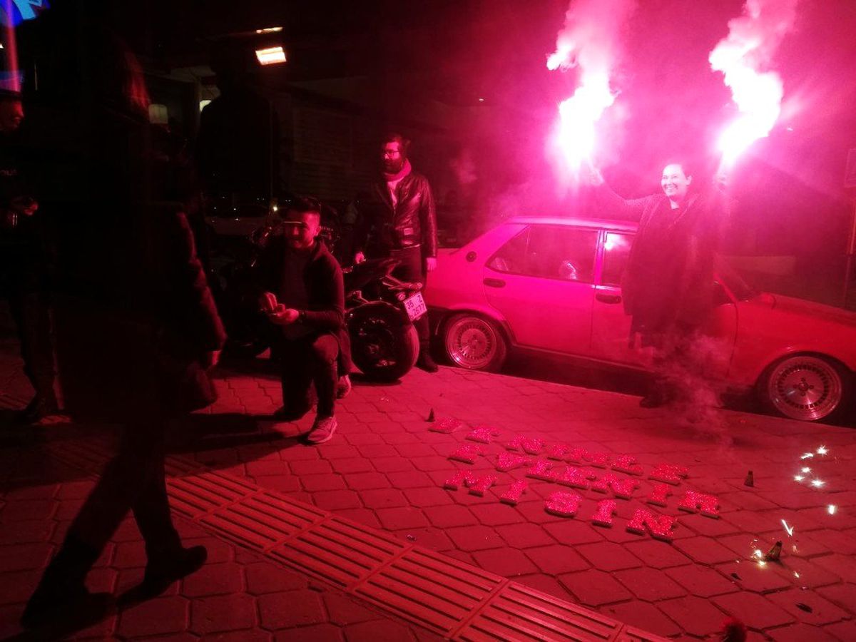 Kuşadası\'nda sürpriz evlilik teklifi