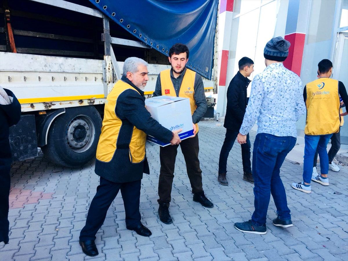 Malatya\'dan İdlib\'e bir tır insani yardım malzemesi gönderildi