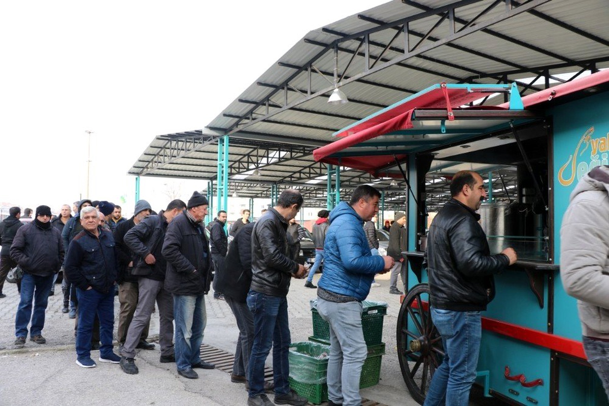 Manisa Açık Oto Pazarı sıcak çorbayla ısındı