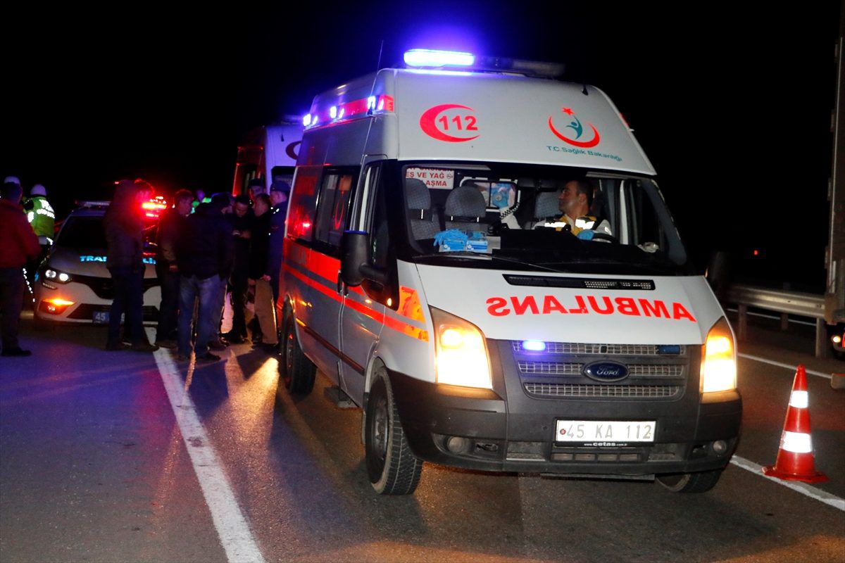 Manisa\'da trafik kazası: 1 ölü, 2 ağır yaralı