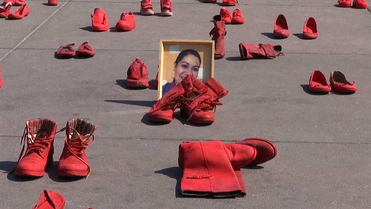 Meksika\'da kadın cinayetlerine \'kırmızı ayakkabılarla\' dikkat çektiler