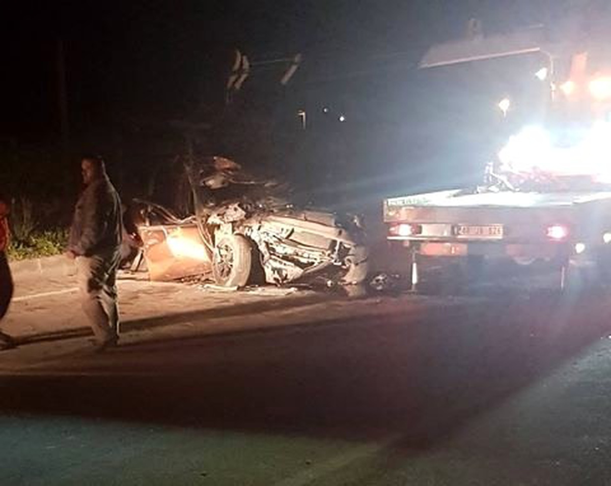 Muğla\'da otomobil önündeki kamyona çarptı: 1 ölü 1 yaralı