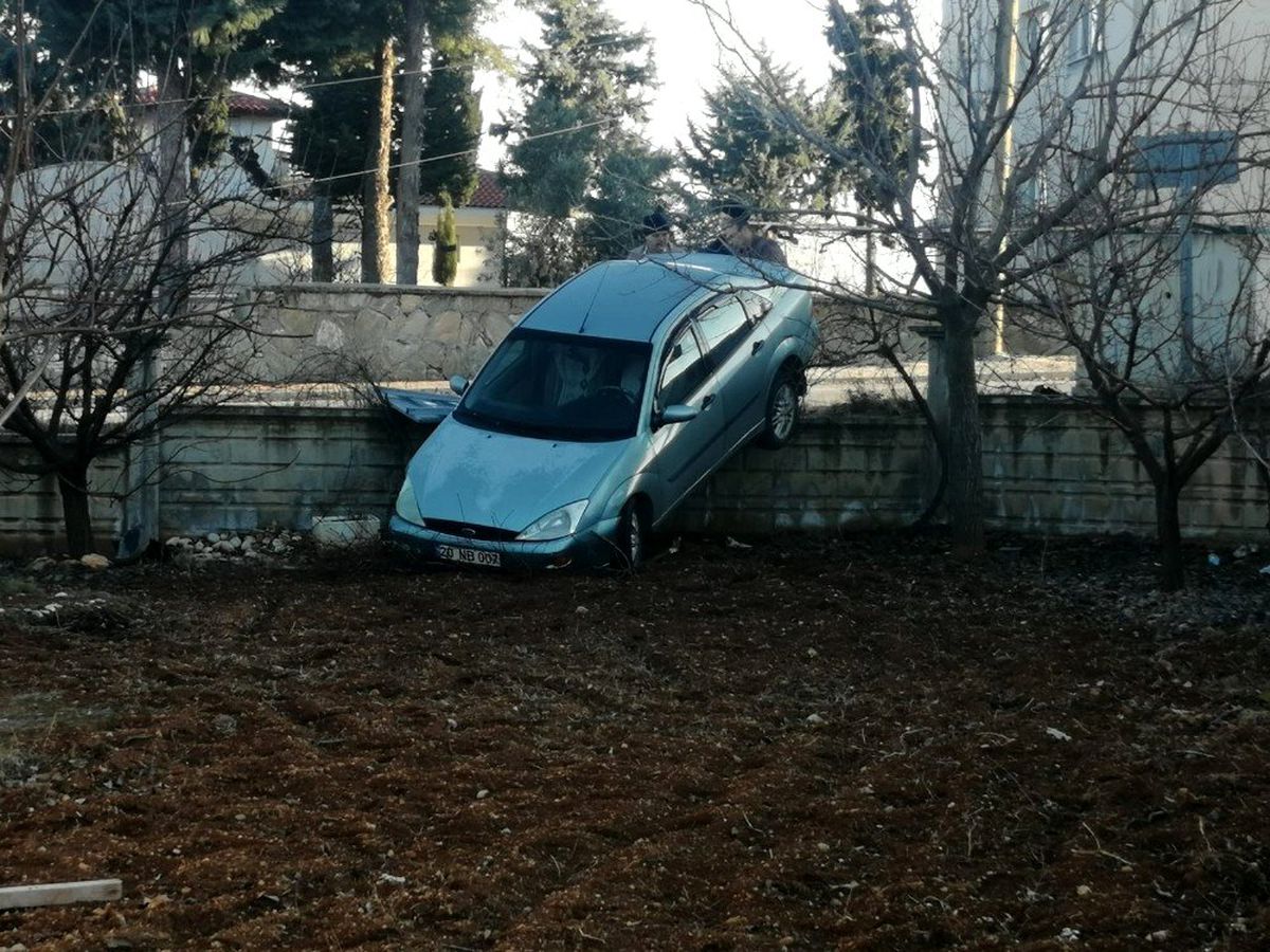 Otomobil bahçe duvarını aşıp askıda kaldı