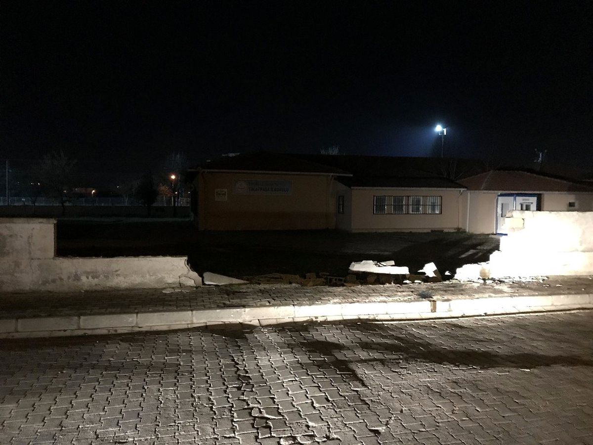 Otomobil okul duvarını yıktı