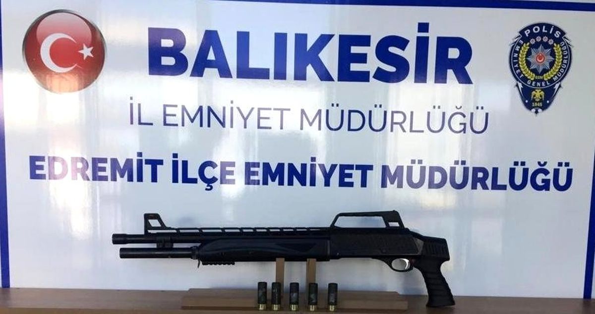 Polis Balıkesir\'de 15 silah ele geçirdi