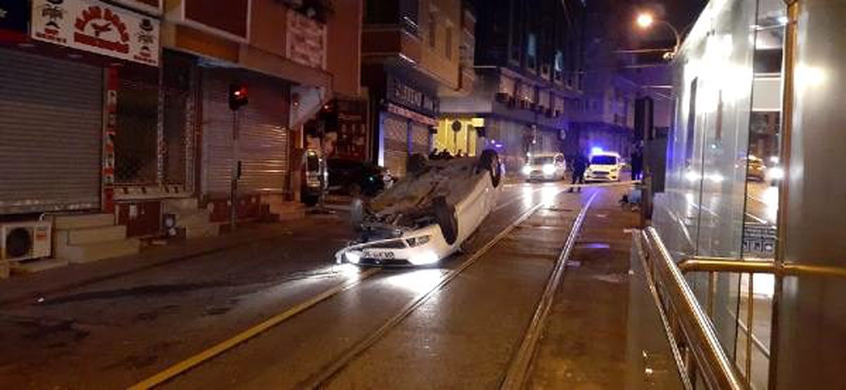 Polisin \'dur\' ihtarına uymayan ehliyetsiz sürücü kaza yaptı