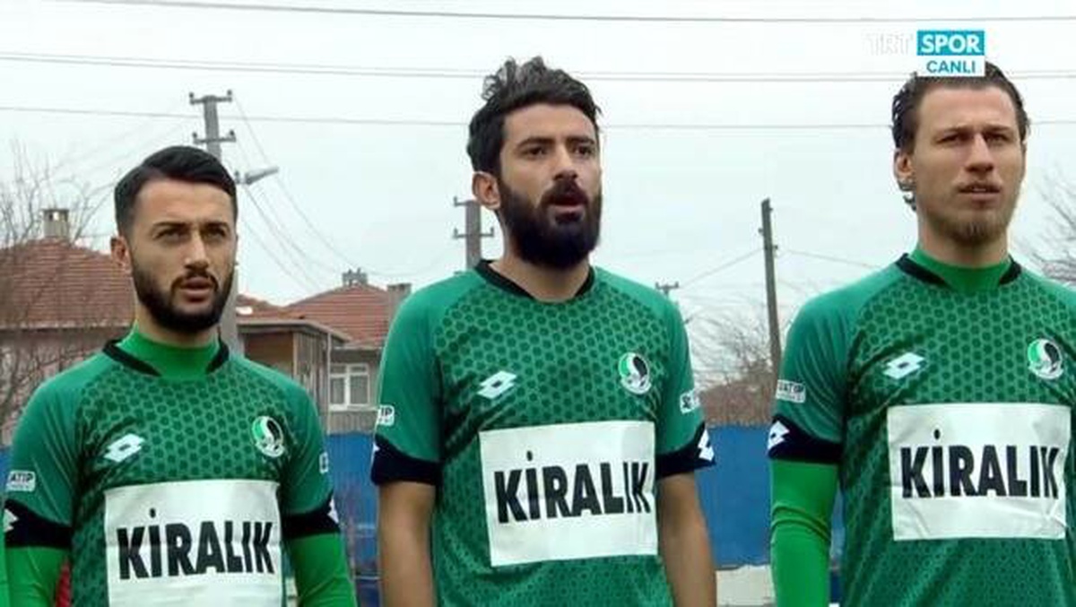 Sakaryaspor maça göğüsünde \'kiralık\' yazan formayla çıktı