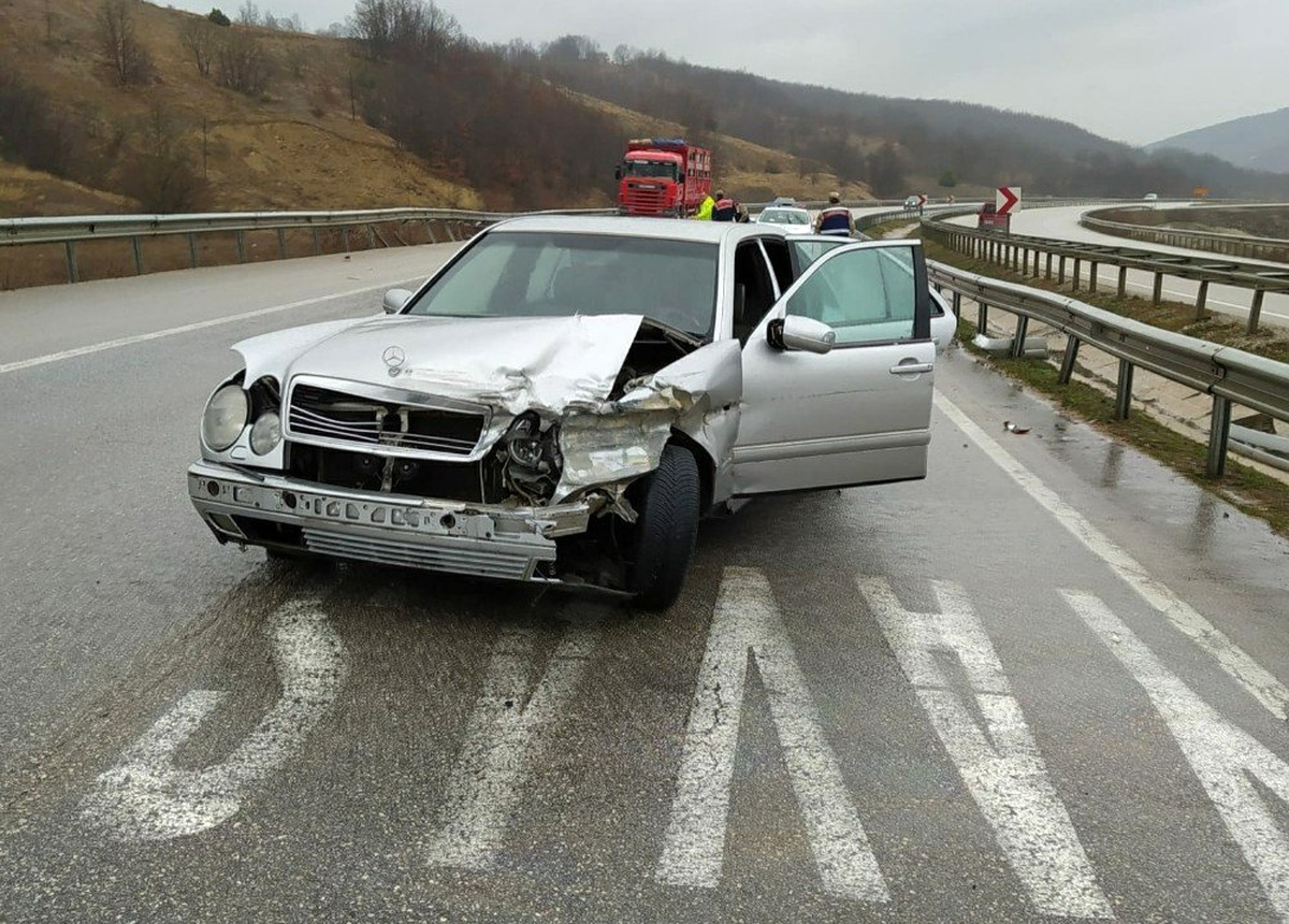Samsun\'da otomobil bariyerlere çarptı: 4 yaralı