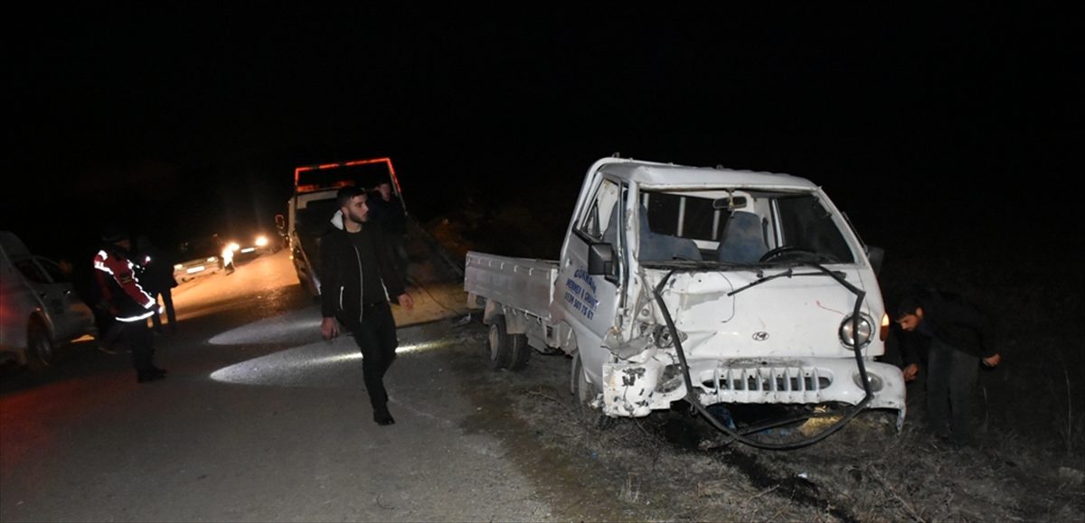 Sinop\'ta elektrik direğine çarpan kamyonetteki baba ve oğlu yaralandı