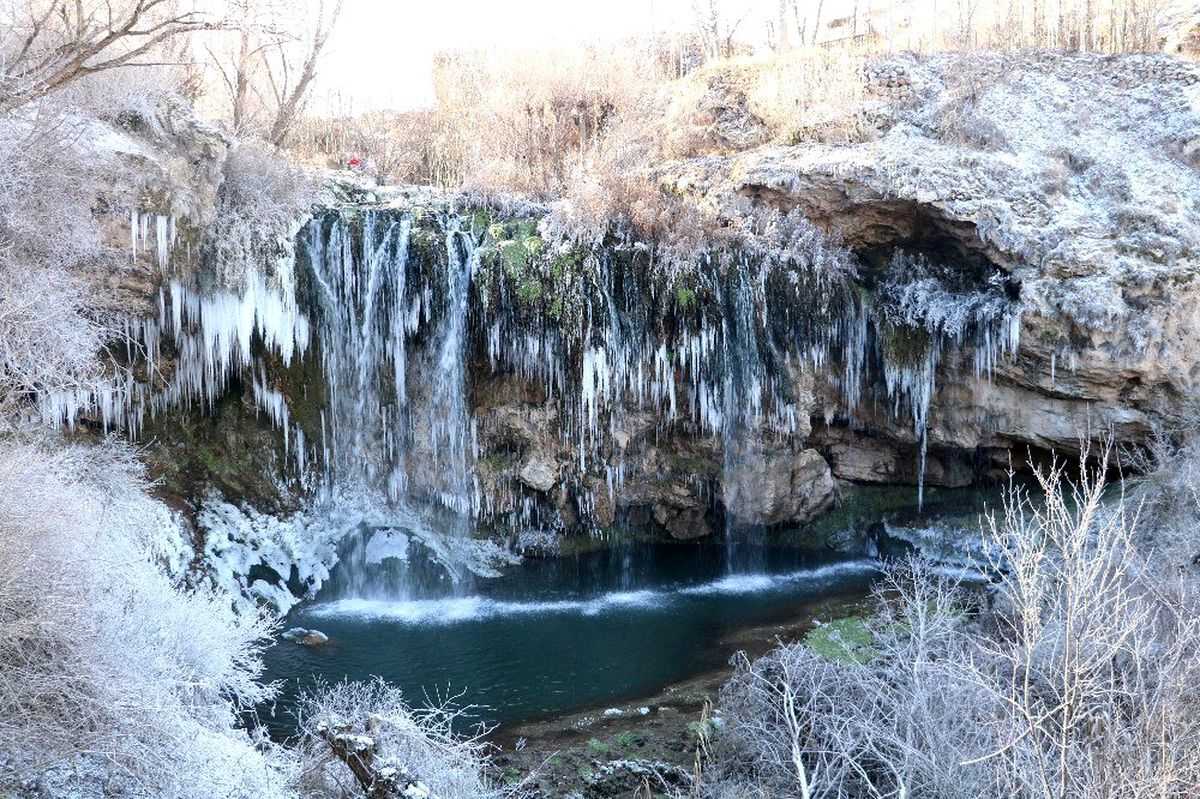Sivas\'ta gölet ve şelaleler buz tuttu