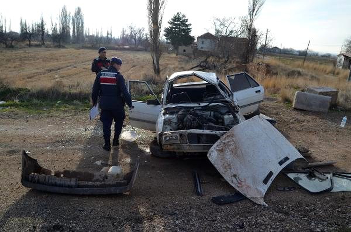 Takla atan otomobildeki 5 kişi yaralandı