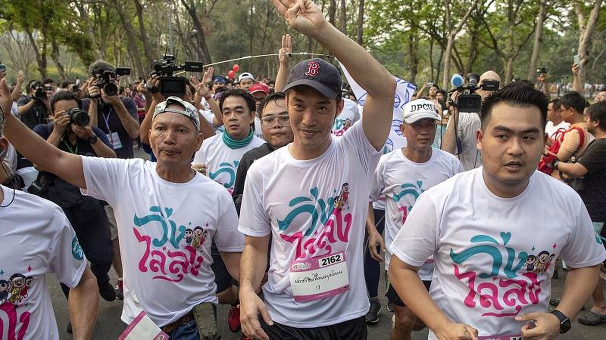 Tayland\'da binlerce kişi "Diktatörlüğe Karşı" koştu