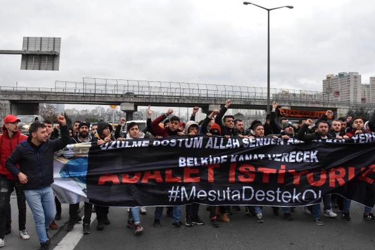TEM Otoyolu\'nda 100 kişilik grup trafiği kapatarak eylem yaptı