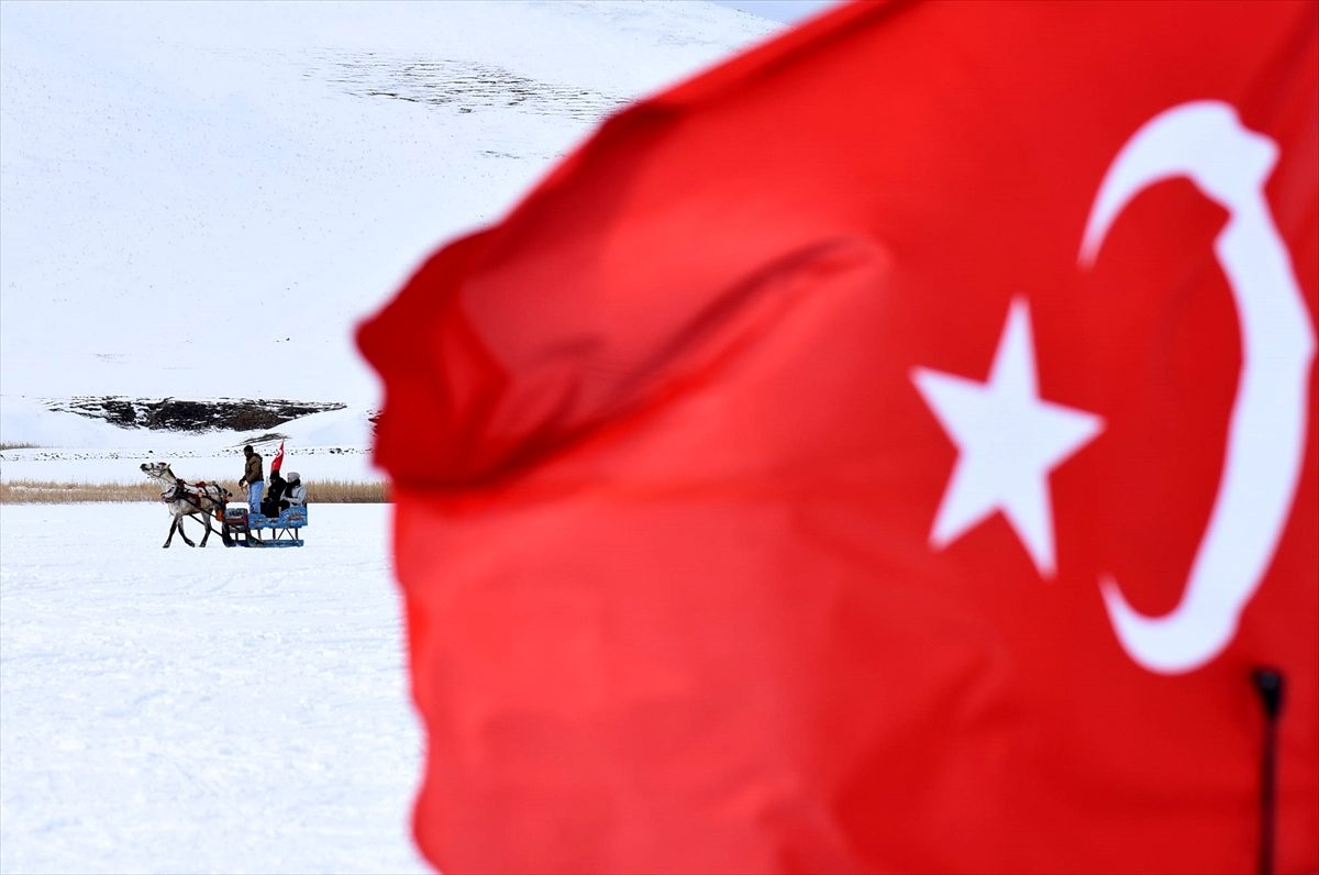Turistler buz tutan Çıldır Gölü\'nde atlı kızak keyfi yaşıyor