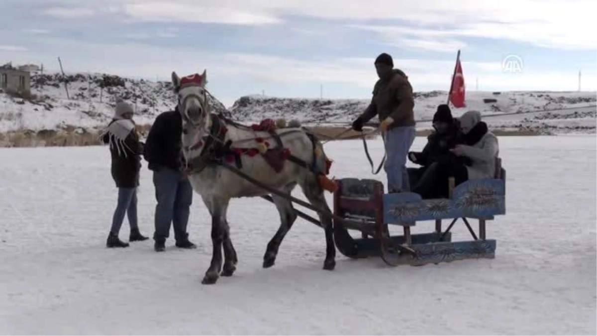 Turistler buz tutan Çıldır Gölü\'nde atlı kızak keyfi yaşıyor