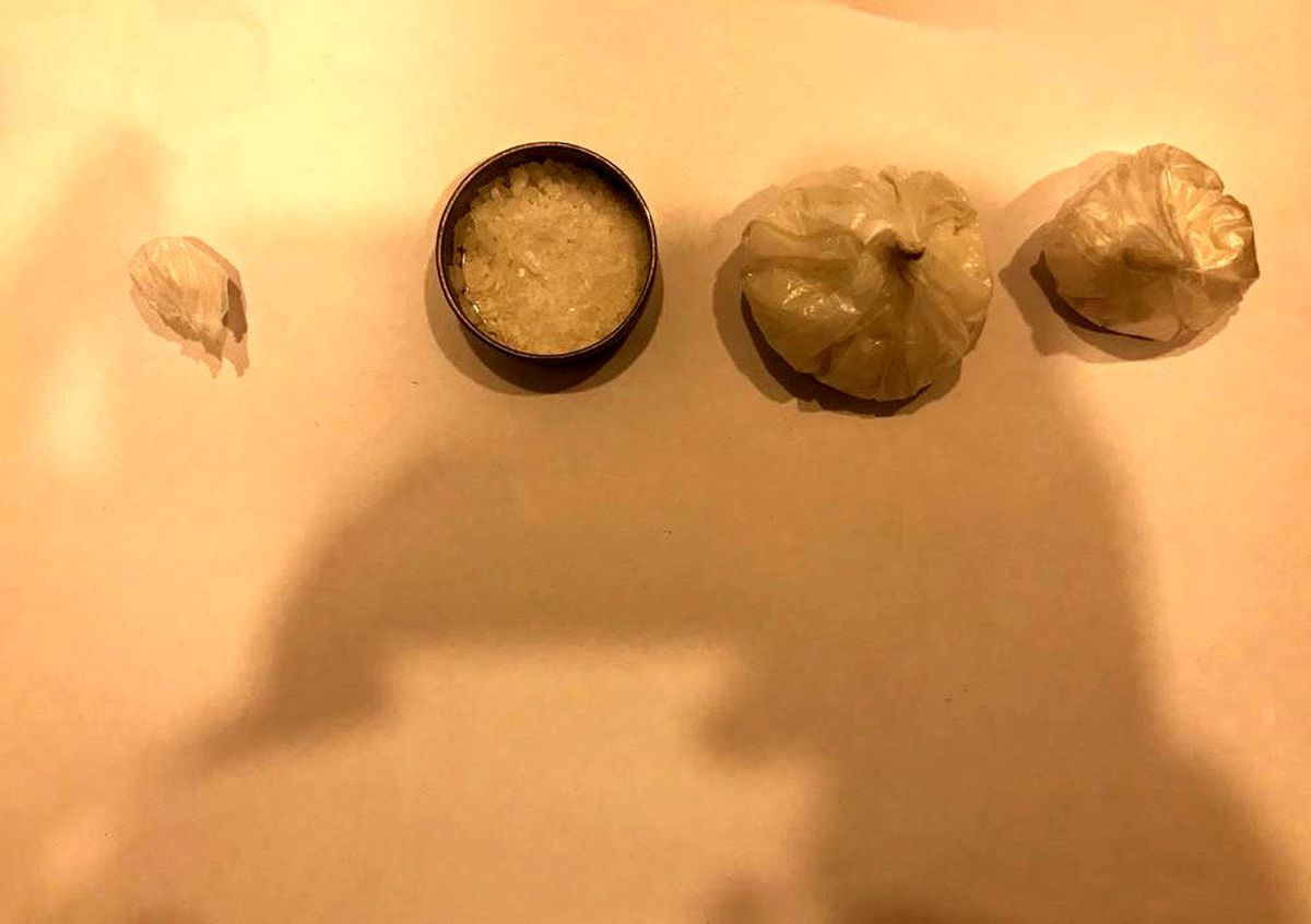 Uyuşturucu satarken suçüstü yakalandılar