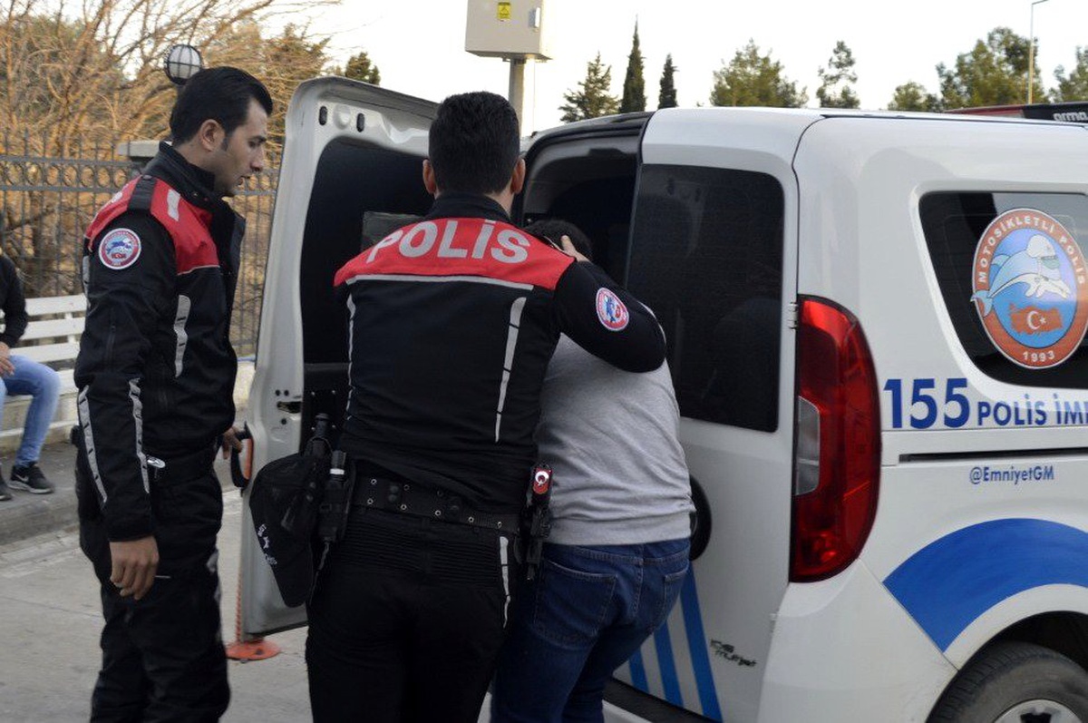 Yakalanacaklarını anlayınca uyuşturucuyu camdan attılar