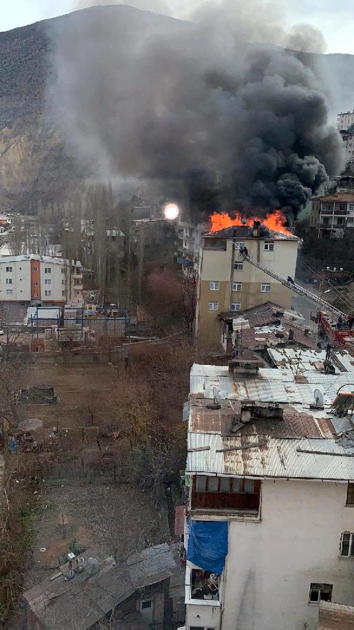 Yusufeli\'nde 6 katlı apartmanın çatısında yangın