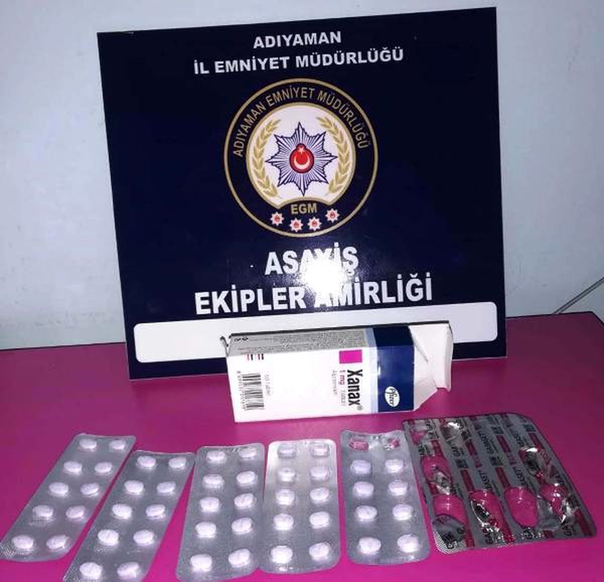 50 uyuşturucu hapla yakalandılar