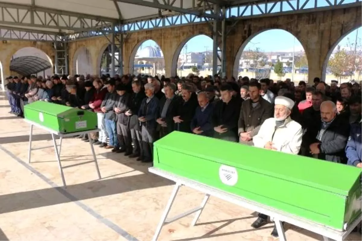 Adıyaman\'da sobadan zehirlenen anne ve kızı toprağa verildi