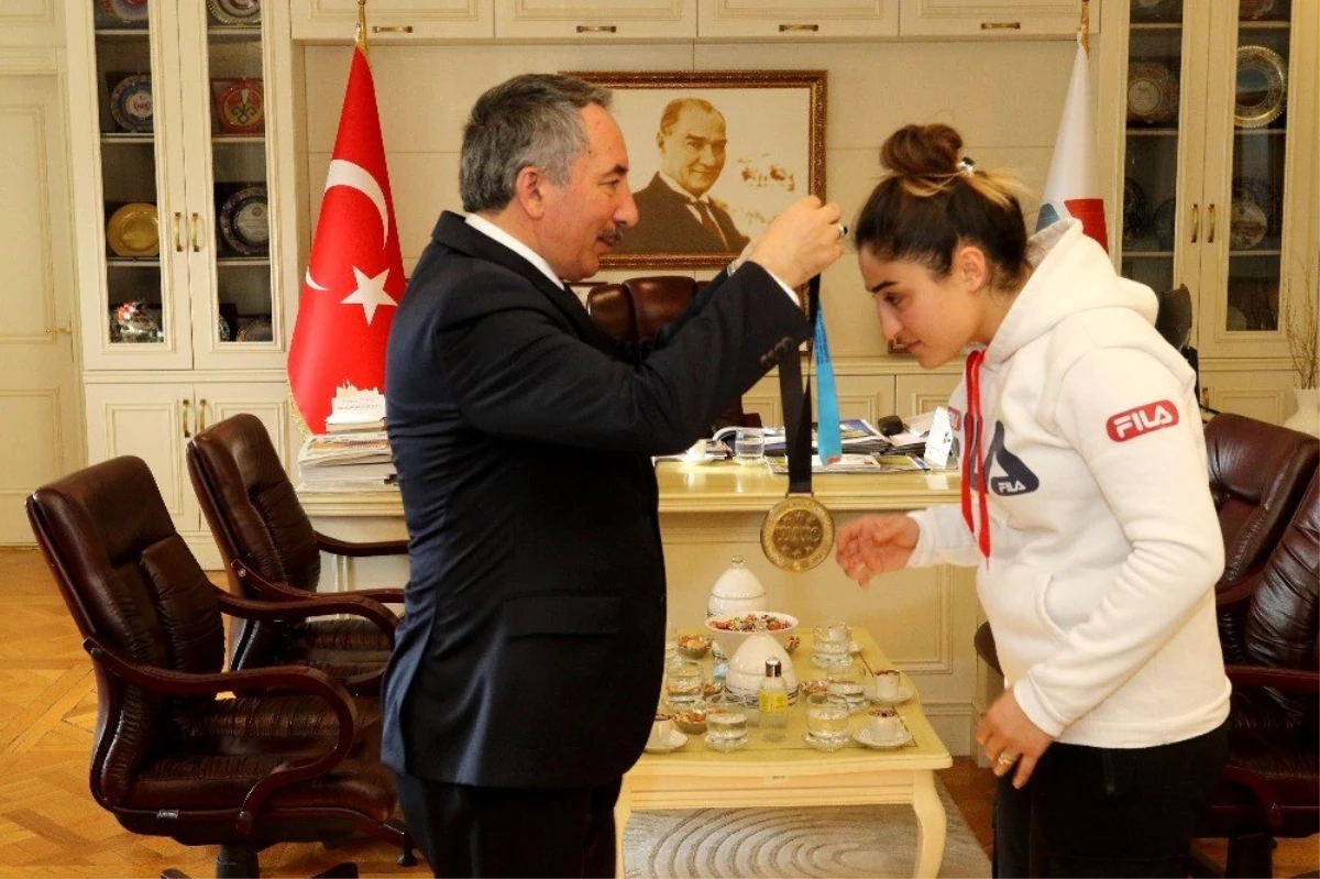 AİÇÜ Rektörü Prof. Dr. Karabulut, şampiyon sporcuyu kutladı