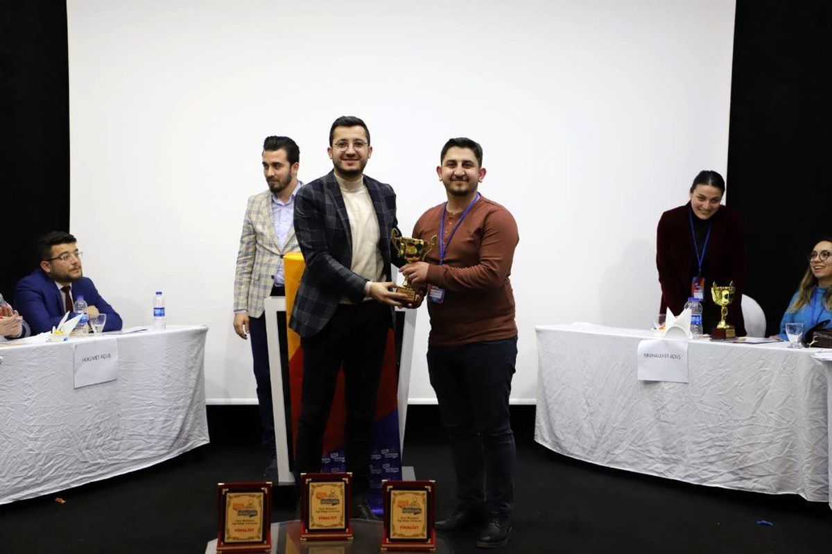 AK Partili gençler münazara yaptı