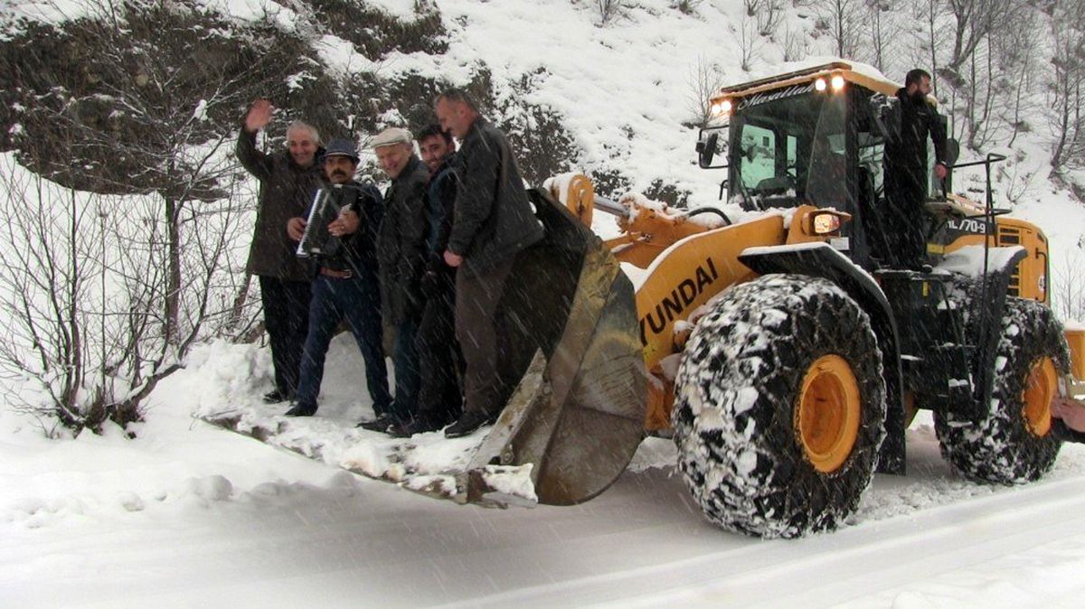 Artvin\'de Macahel\'e ulaşım kar yağışı ile birlikte güçleşti
