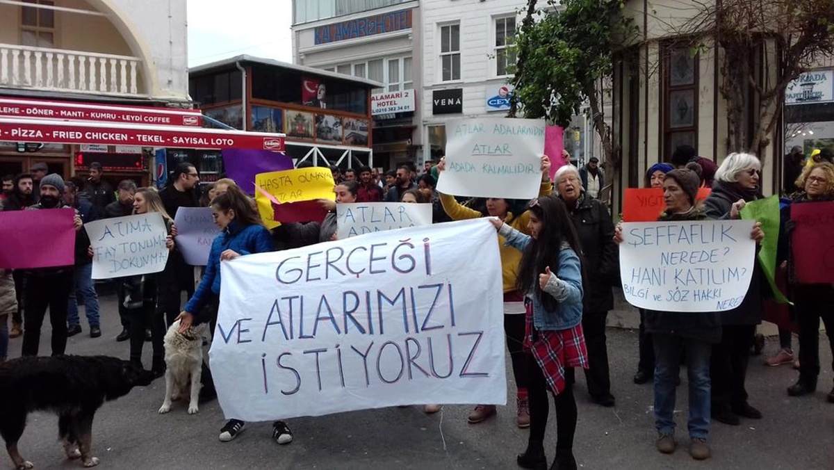 Atlı faytonları geri isteyen ada sakinleri ile faytoncular gösteri düzenledi