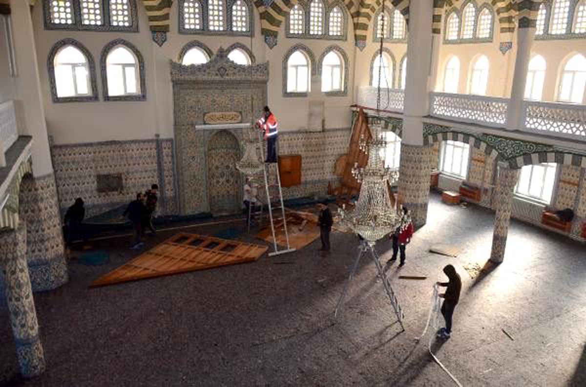 Avcılar\'da yıkılacak camideki eşyalar yapımı süren camiye taşındı