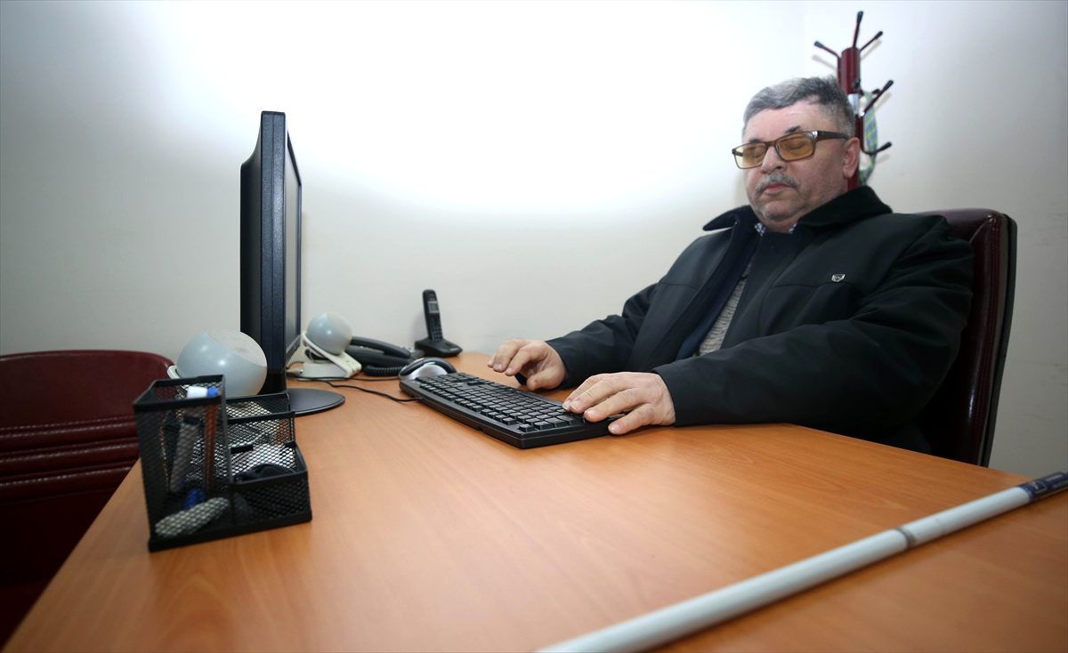 Azmiyle "karanlık dünyası"nı aydınlatıp engellilerin hayatına dokundu