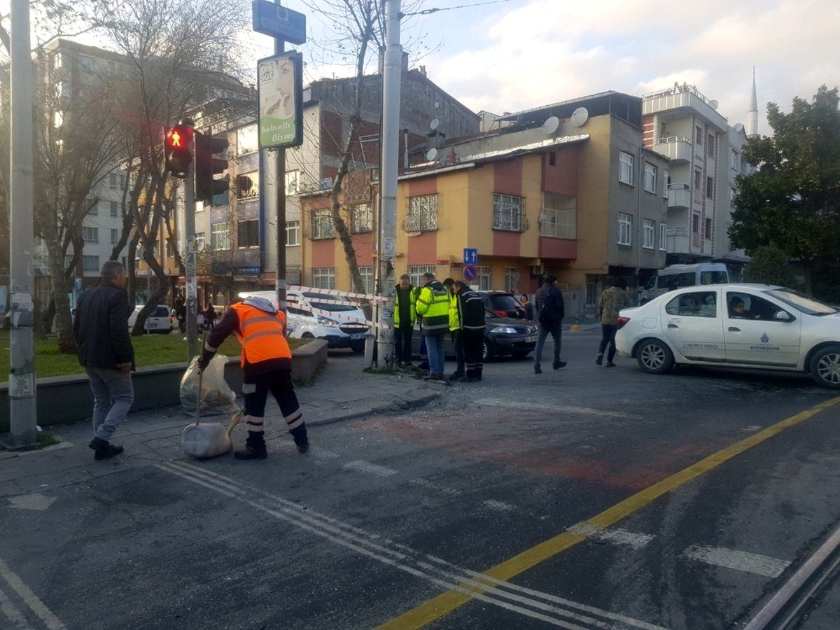 Bağcılar\'da iki araç kaza yaptı, tramvay seferleri durdu