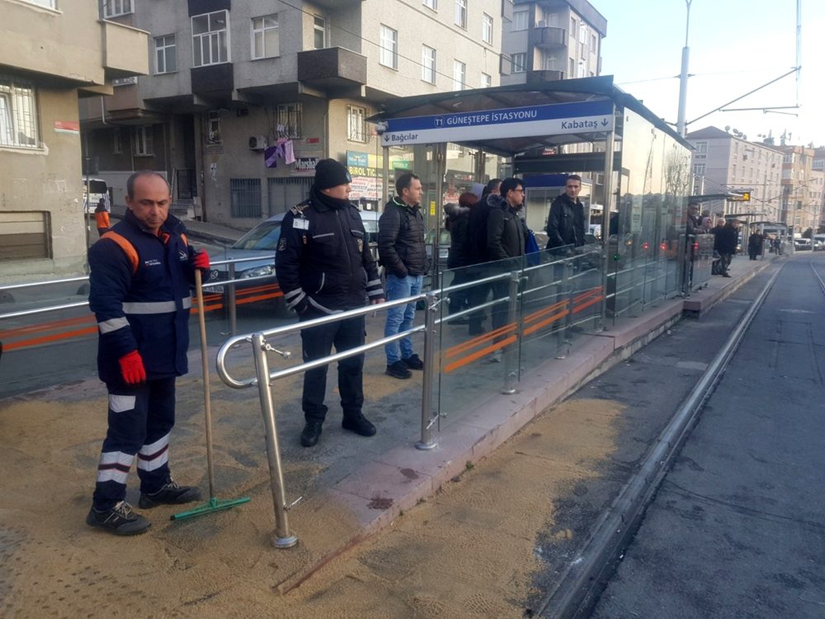 Bağcılar\'da iki araç kaza yaptı, tramvay seferleri durdu