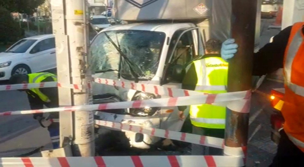 Bağcılar Güneştepe tramvay durağında bir kamyonet önce taksiye, ardından da tramvaya elektrik veren...