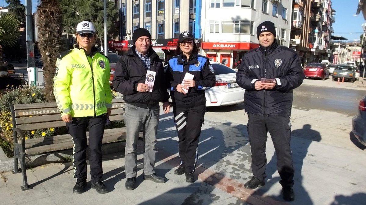 Balıkesir\'de, Kadın Polisler, kadın şiddetine dikkat çekmek için broşür dağıttı