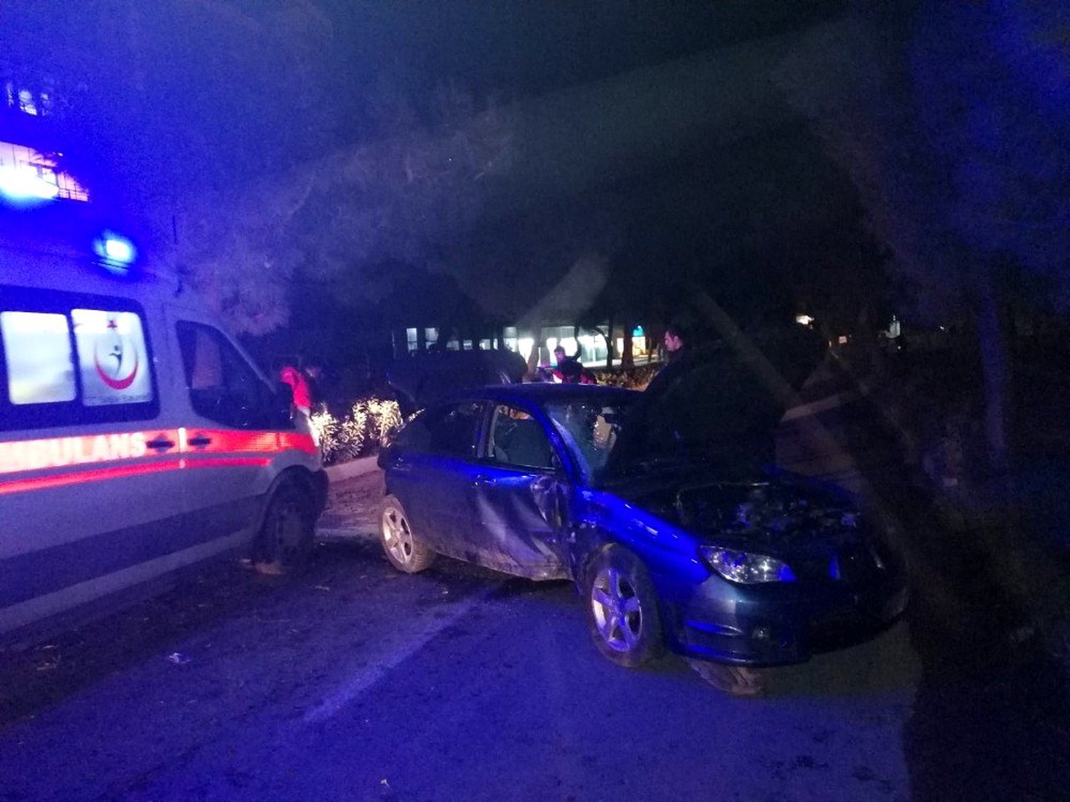 Balıkesir\'de otomobil direğe çarptı: 2 yaralı