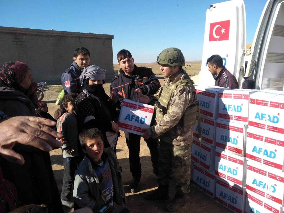 Barış Pınarı Harekatı bölgesine insani yardımlar sürüyor