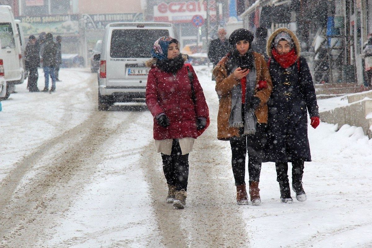 Başkale\'de kar yağışı