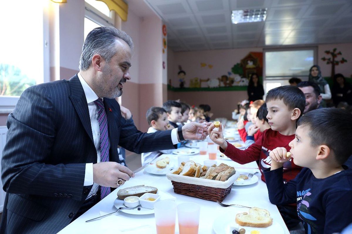 Başkan Amca\'dan ballı ekmek