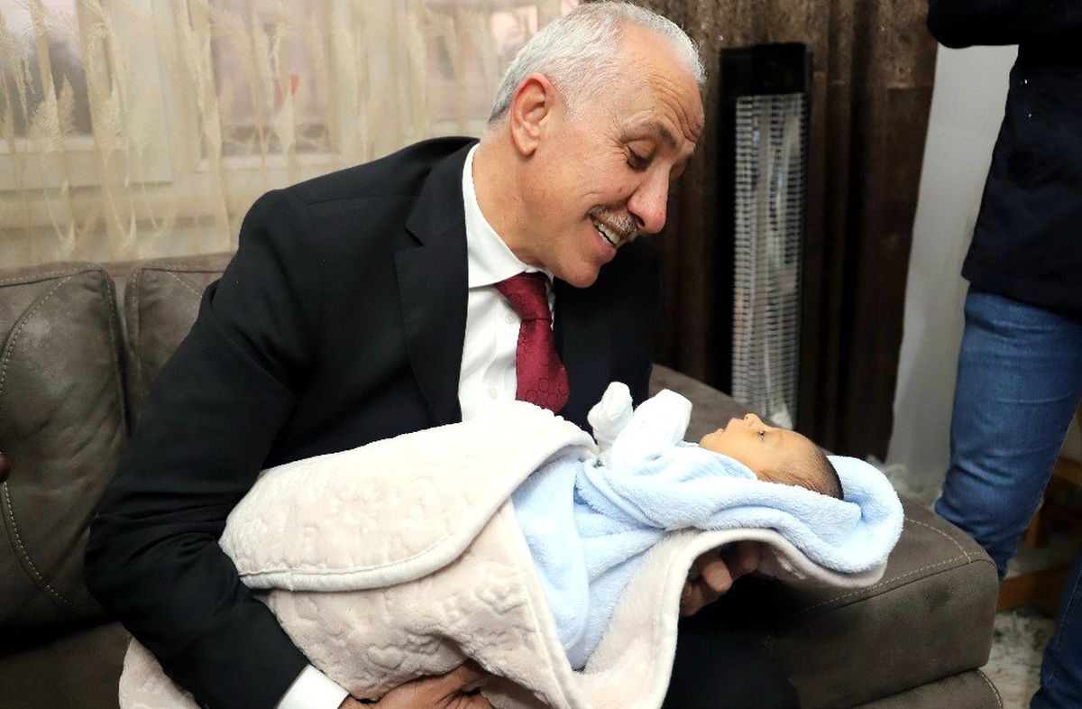 Başkan Gültak, 11 yıl sonra çocuk sahibi olan çiftin mutluluğunu paylaştı