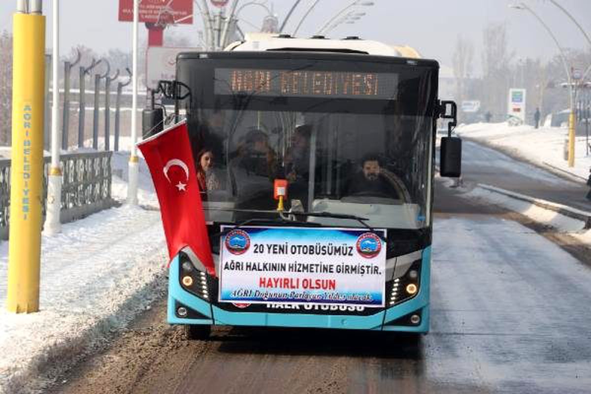 Başkan Sayan, direksiyon başına geçerek otobüs tanıttı