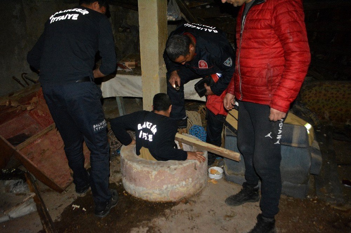 Bir haftadır kuyuda yaşam savaşı veren kediyi itfaiye kurtardı