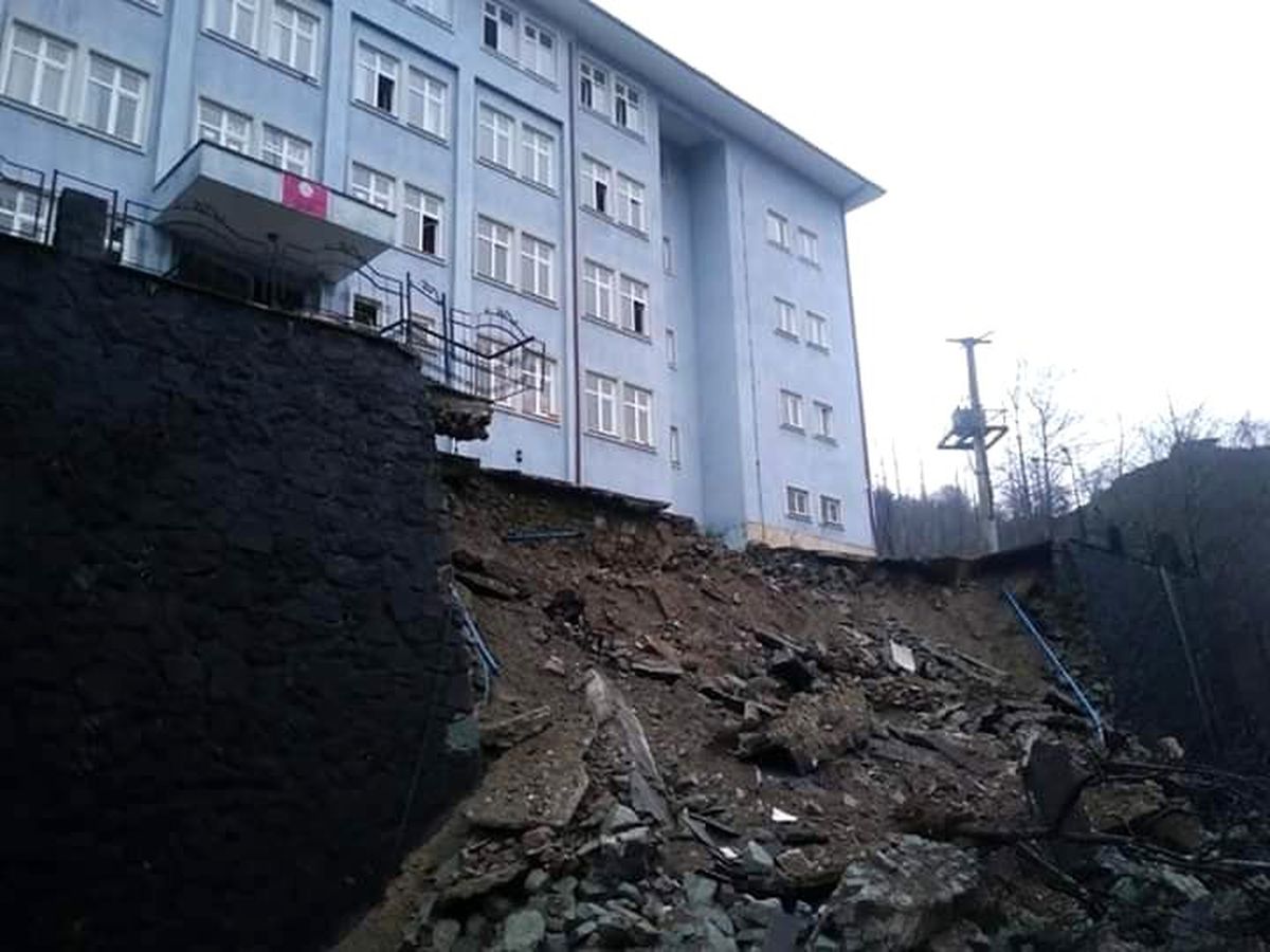 Boşaltılan okulun istinat duvarı çöktü