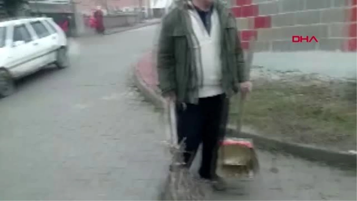 Bursa\'daki emekli vatandaş, her sabah gönüllü olarak sokakları temizliyor