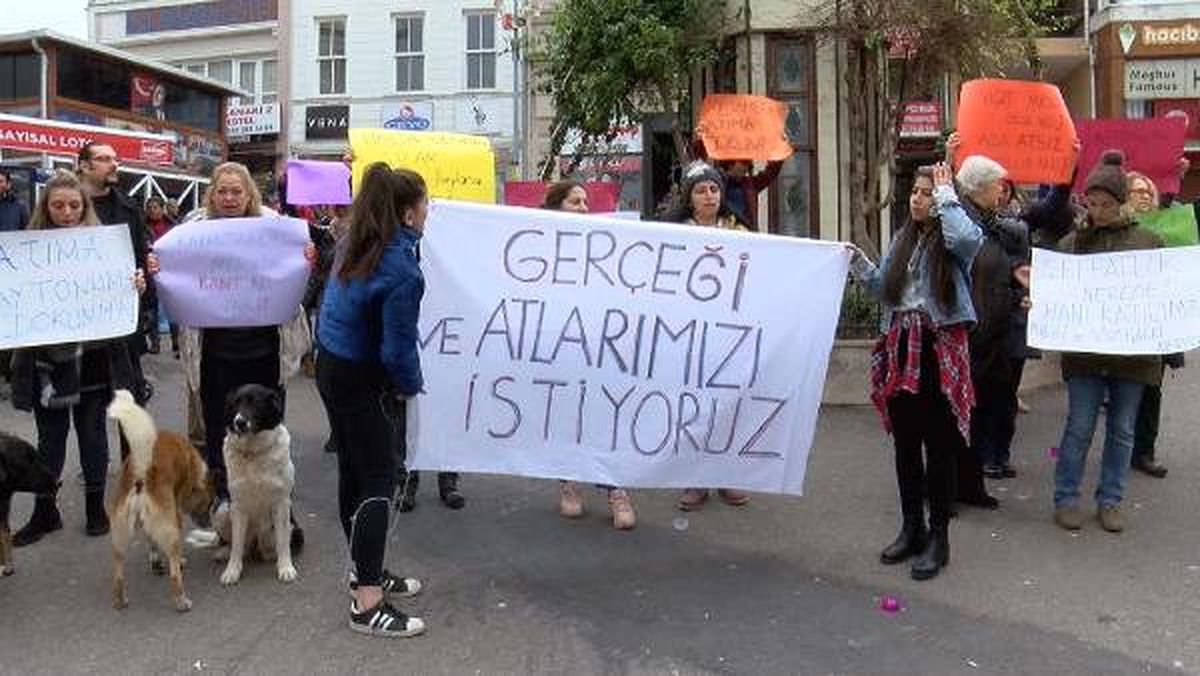 Büyükada\'da faytoncular ve hayvanseverlerden "Atlarımızı geri verin" eylemi