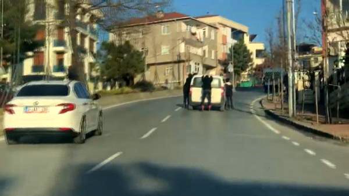 Büyükçekmece\'de patenli gençlerin tehlikeli yolculuğu kamerada