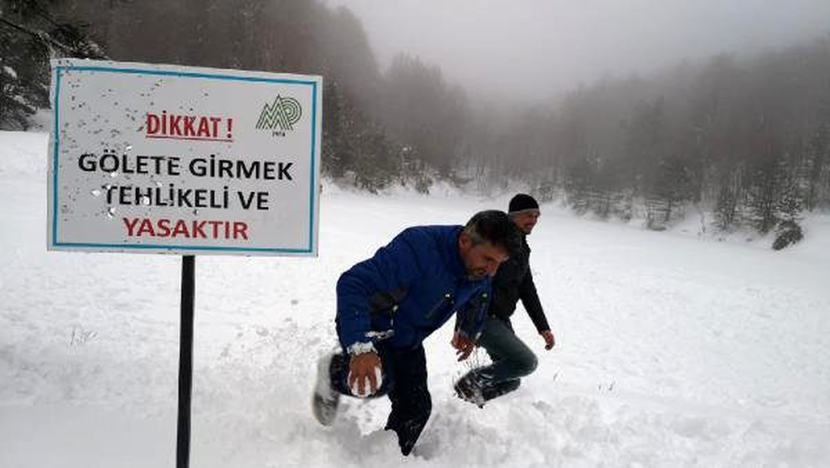 Buz tutan göletin üzerinde kar topu oynadılar